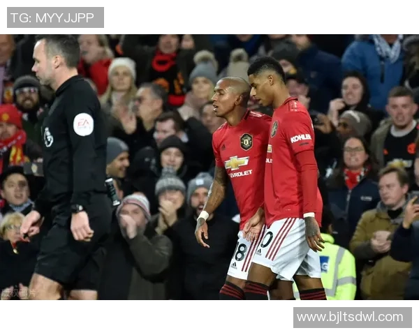 巴塞罗那与费伦茨瓦的精彩对决引发球迷热议与期待